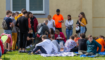 Na zdjęciu widać uczniów podczas pikniku w towarzystwie Pani Marty Makuch - Zastępczyni Prezydentki Miasta Słupska.